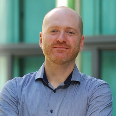Eli Zunder headshot with a blue/green background